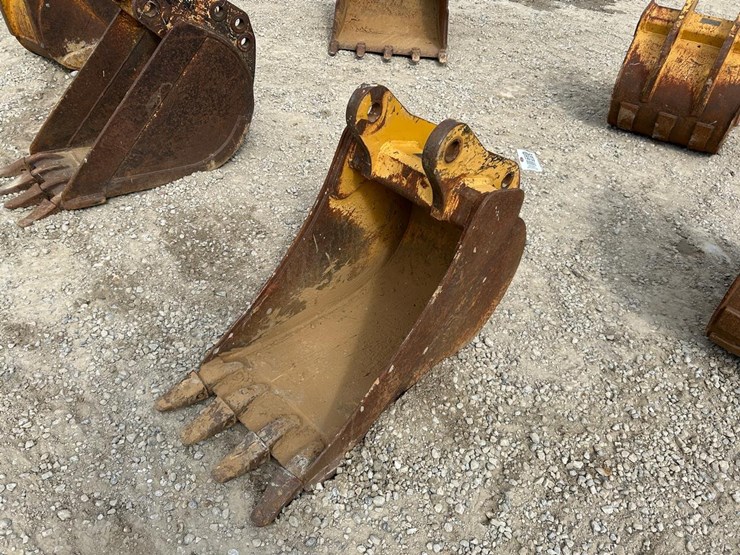 john-deere-18"-excavator-bucket-image-3