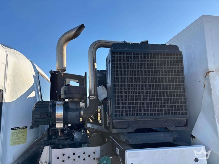 2016-isuzu-nrr-image-22