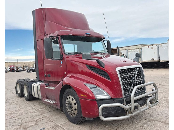 2022-volvo-vnl300-image-1