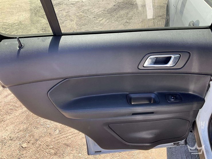 2015-ford-explorer-image-23