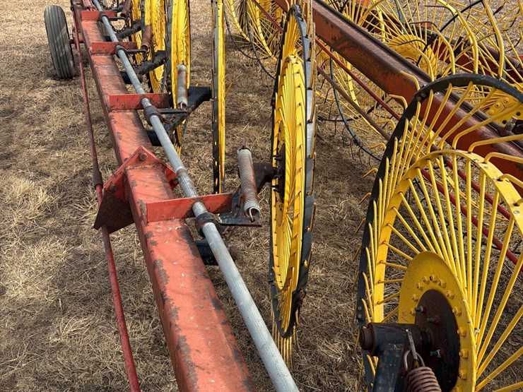 h&s-18-wheel-pull-type-rake-image-18