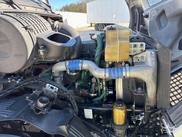 2016-volvo-vnl-t/a-sleeper-cab-truck-tractor-image-16