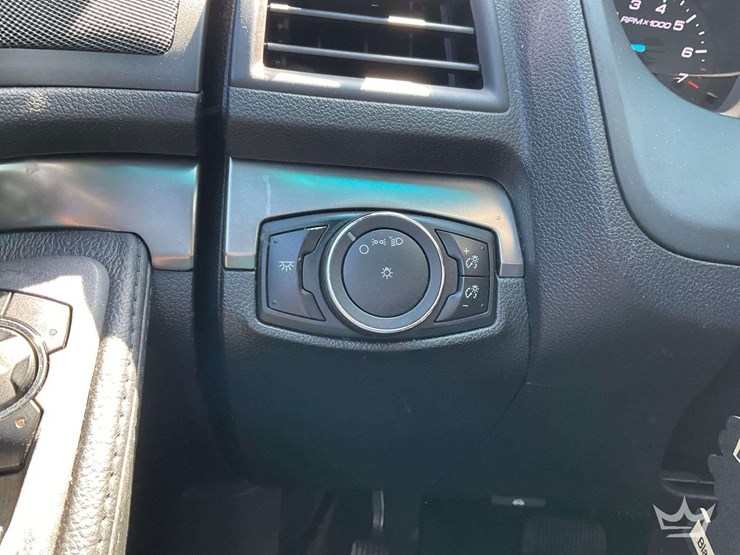 2015-ford-explorer-image-17