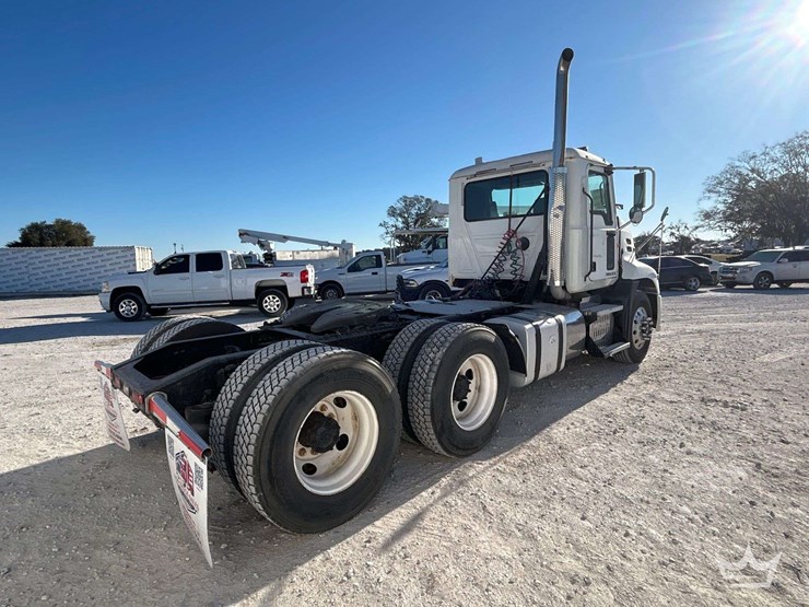 2013-mack-cxu613-t/a-day-cab-truck-tractor-image-3