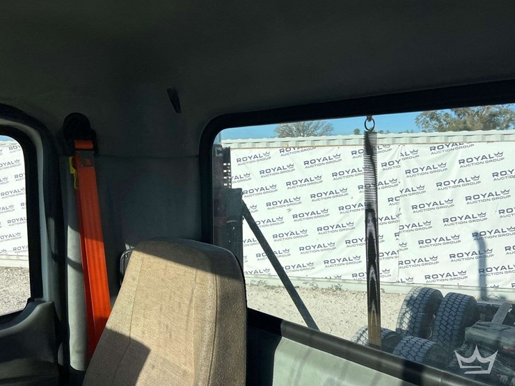 2013-mack-cxu613-t/a-day-cab-truck-tractor-image-21