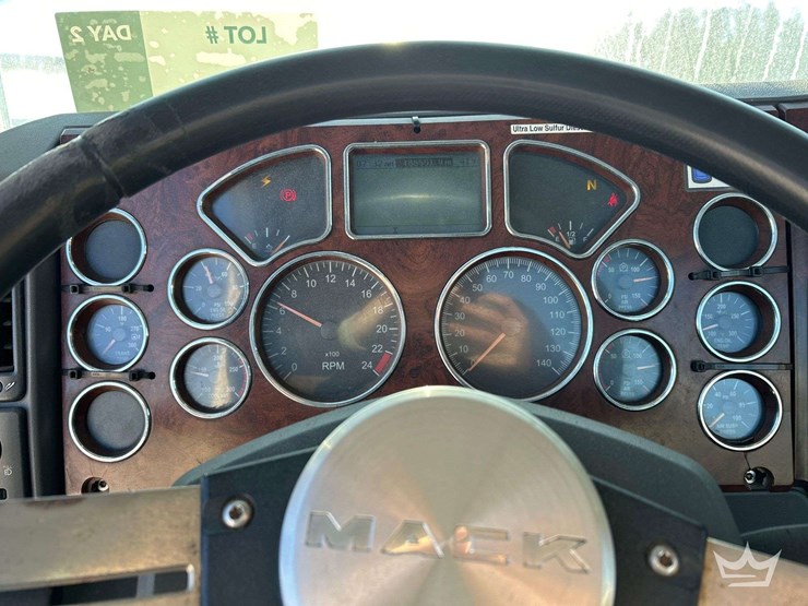 2013-mack-cxu613-t/a-day-cab-truck-tractor-image-14