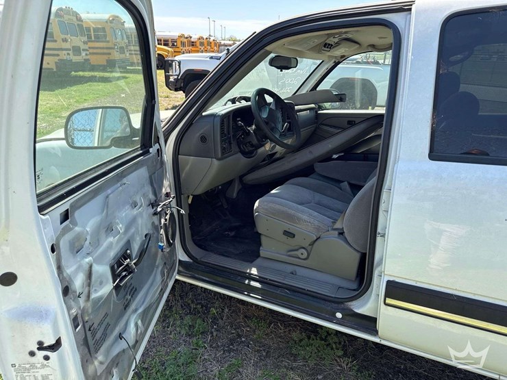 2005-chevrolet-suburban-image-16