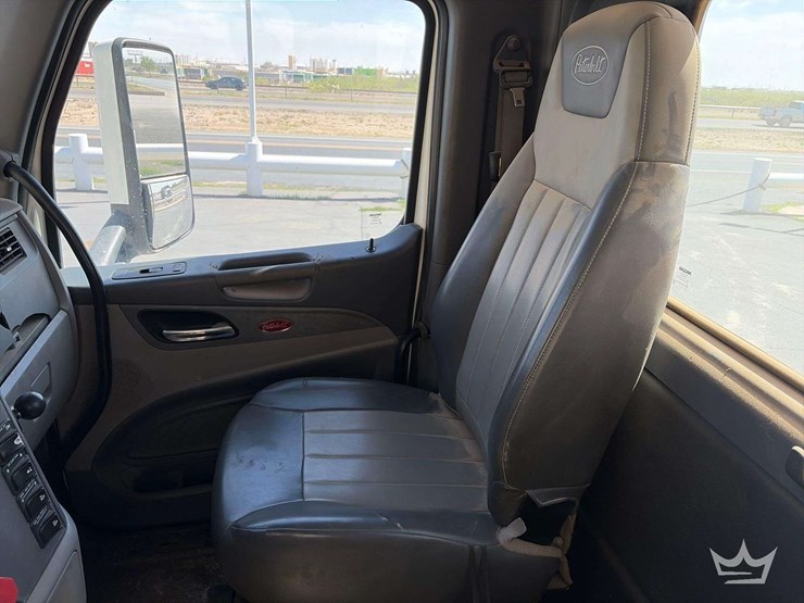 2015-peterbilt-567-image-14