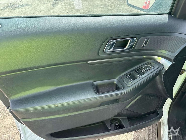 2016-ford-explorer-image-9