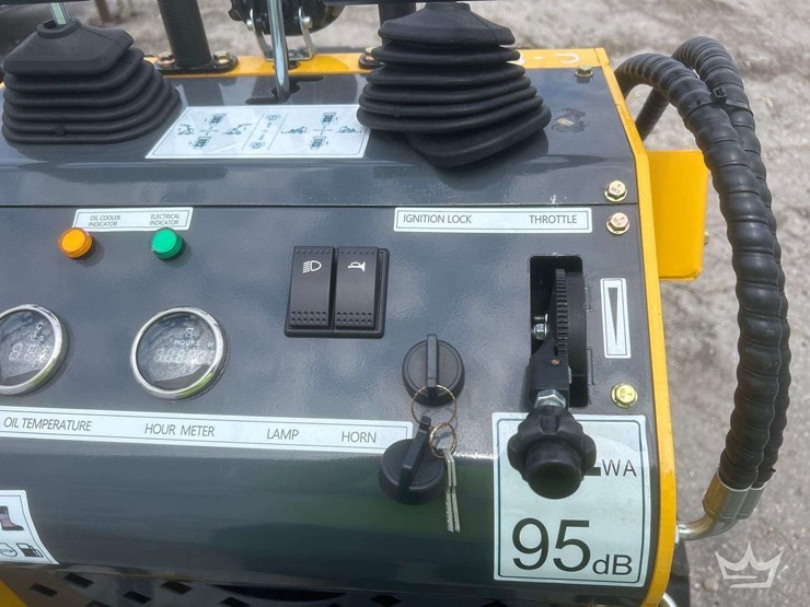 2025-sdlanch-sdll60-mini-stand-on-track-loader-skid-steer-image-7