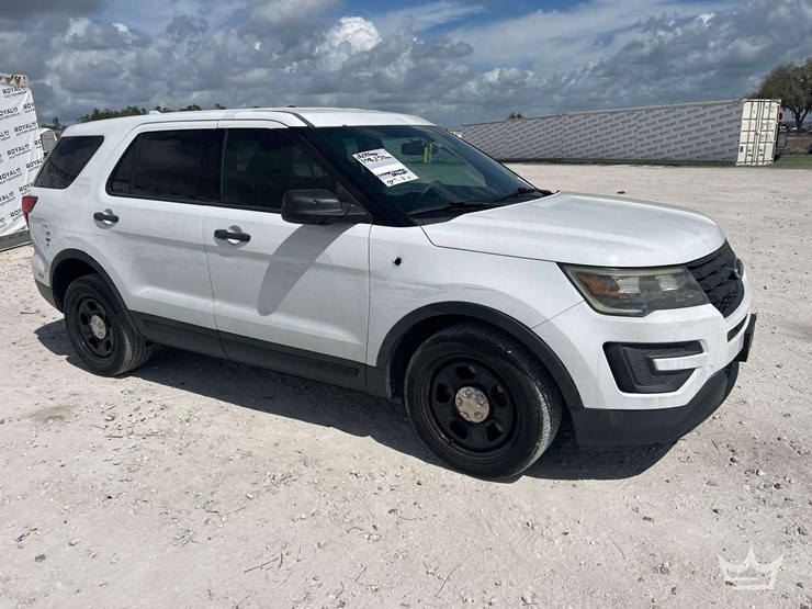 2016-ford-explorer-image-2