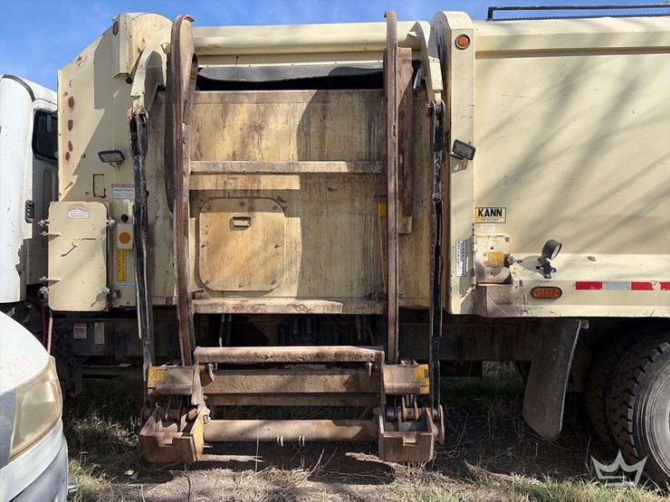 2016-freightliner-108sd-image-9