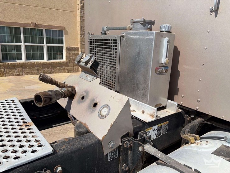 2011-kenworth-t800-image-26