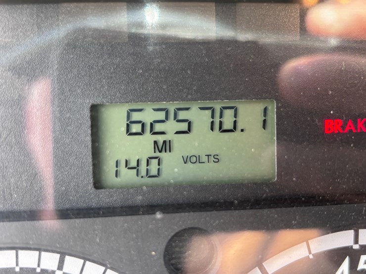 2014-freightliner-m2-106-image-21