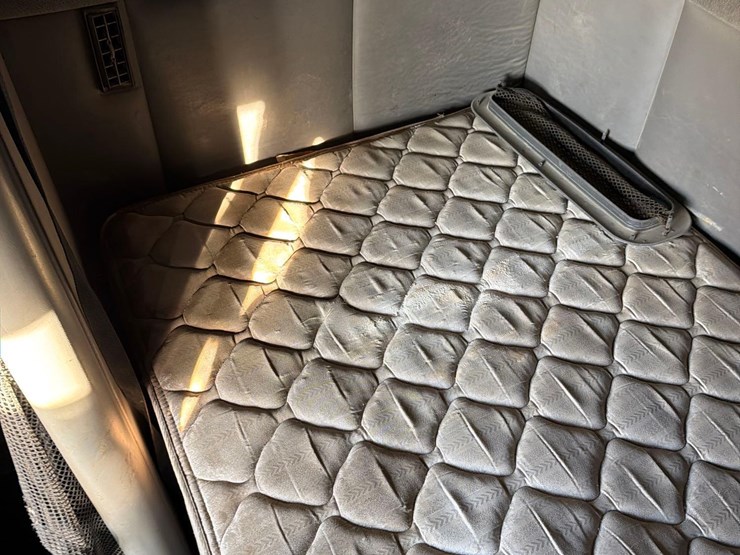 2001-volvo-vn-image-45