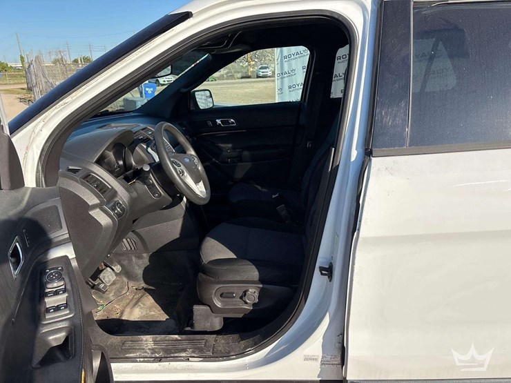 2015-ford-explorer-image-12