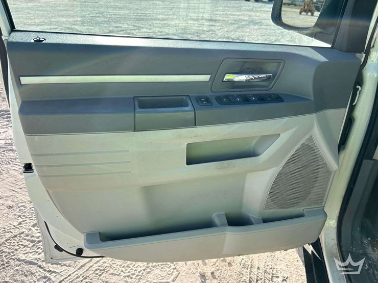 2010-dodge-grand-caravan-image-11