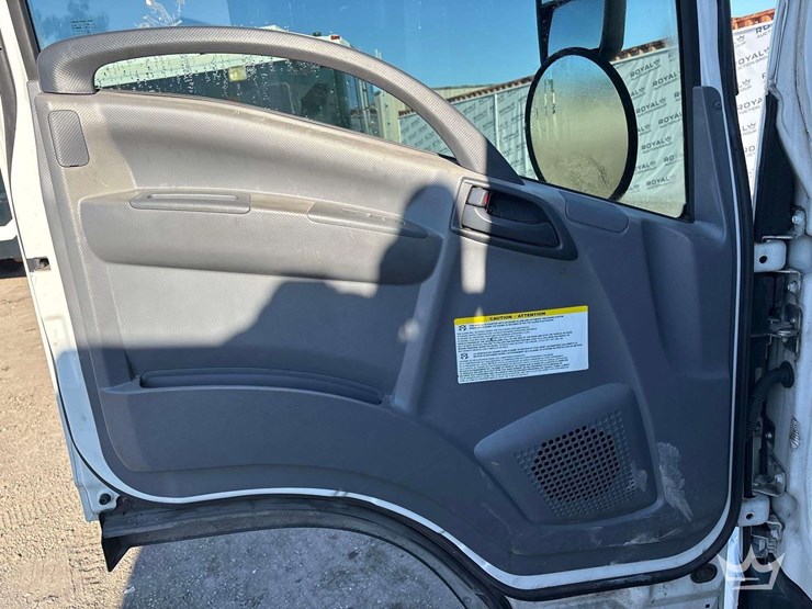 2016-isuzu-nrr-image-12