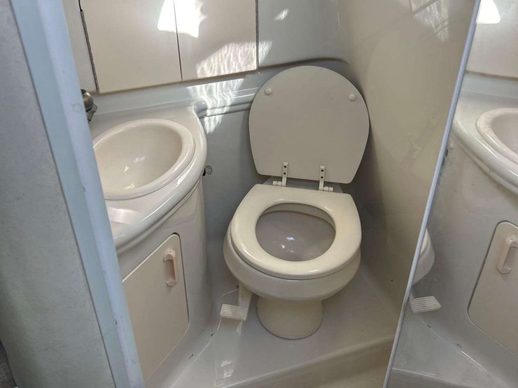 2006-sea-ray-sundancer-31ft-boat-w/-loadmaster-28ft-tri-axle-boat-trailer-image-35