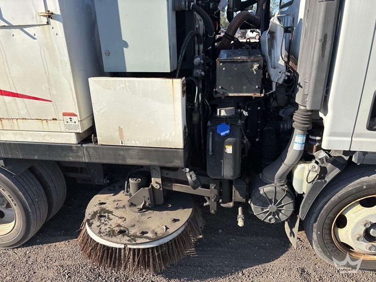 2016-isuzu-nrr-image-25