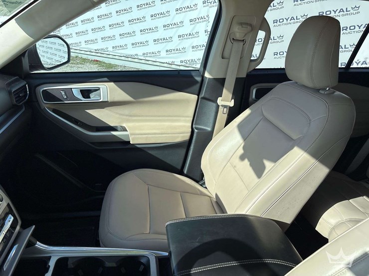 2021-ford-explorer-image-21