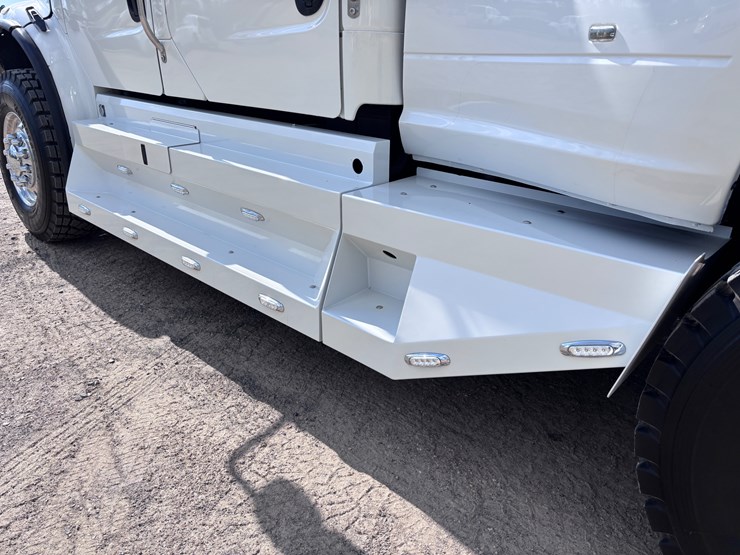 2014-freightliner-m2-106-image-12