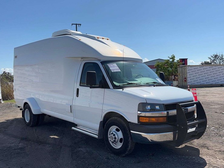 2010-chevrolet-express-3500-image-2