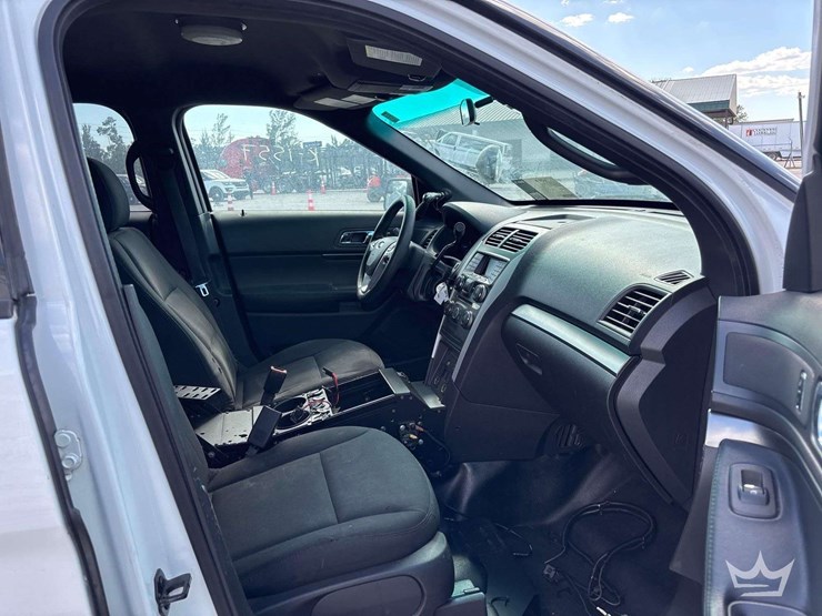 2015-ford-explorer-image-27