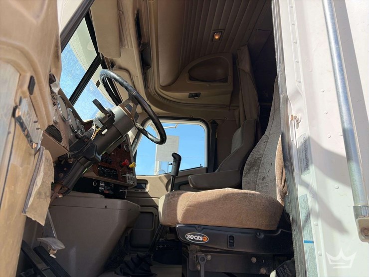 2007-international-9400i-t/a-sleeper-cab-truck-tractor-image-7