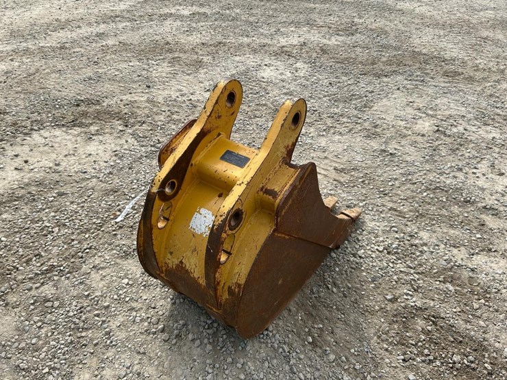 john-deere-18"-excavator-bucket-image-2