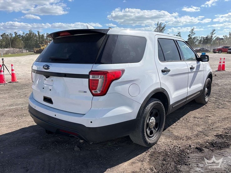 2017-ford-explorer-image-3