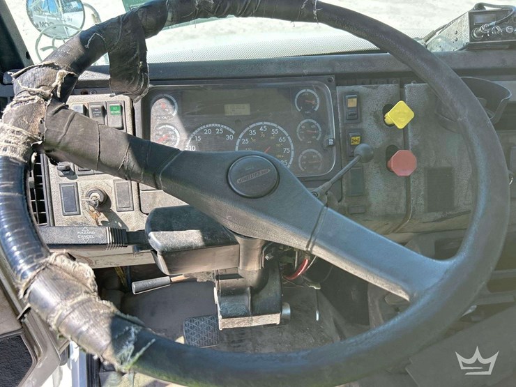 2001-freightliner-fl112-image-12