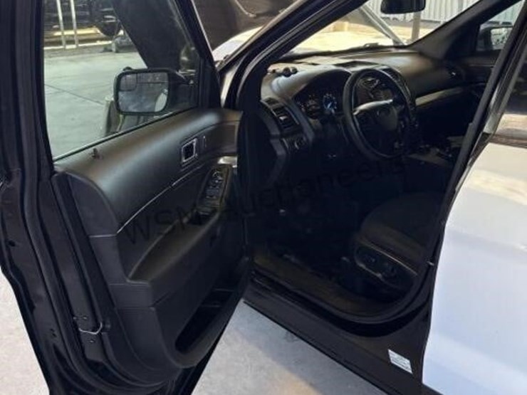 2016-ford-explorer-image-23