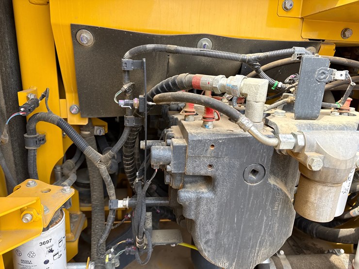 2023-komatsu-pc210-image-14