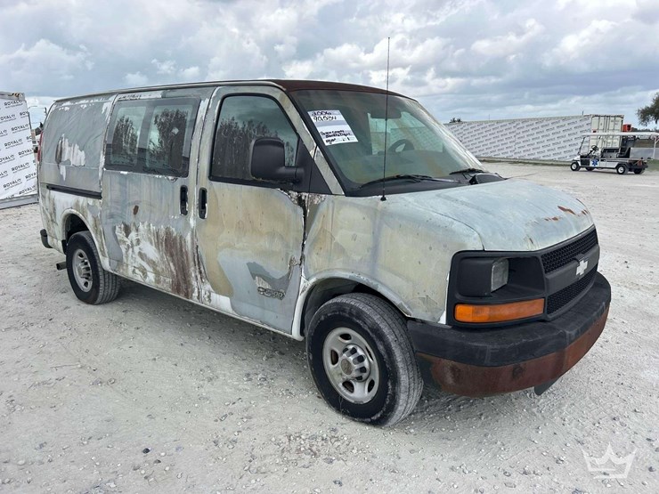 2016-chevrolet-express-2500-image-2