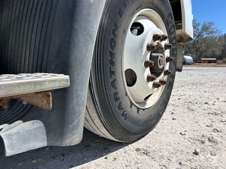 2006-volvo-vnm-s/a-day-cab-truck-tractor-image-25