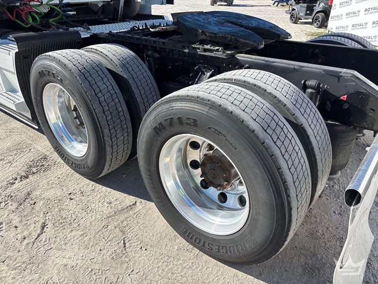 2016-volvo-vnl-t/a-sleeper-cab-truck-tractor-image-48