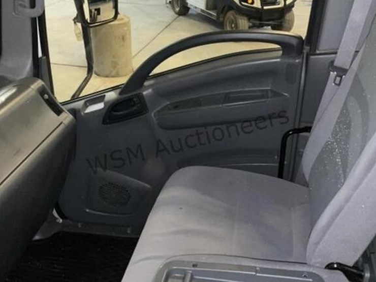 2016-isuzu-npr-image-19