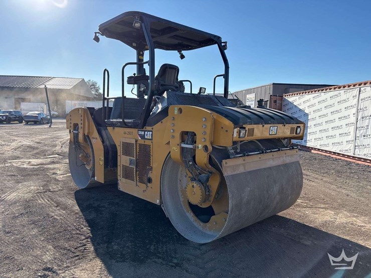 2014-caterpillar-cb54b-image-4