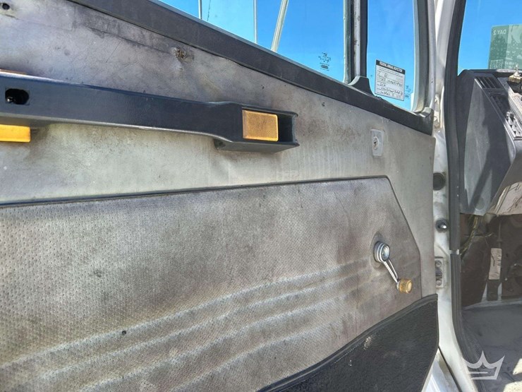 2001-freightliner-fl112-image-10