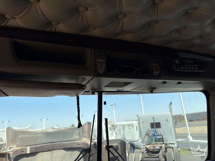 2011-kenworth-t800-image-16