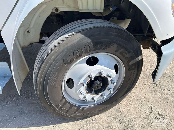 2017-freightliner-m2-106-image-30