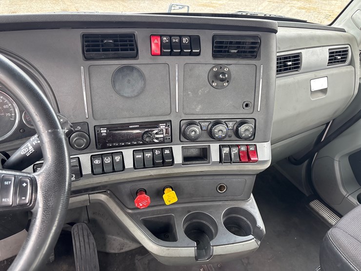 2020-kenworth-t680-image-8