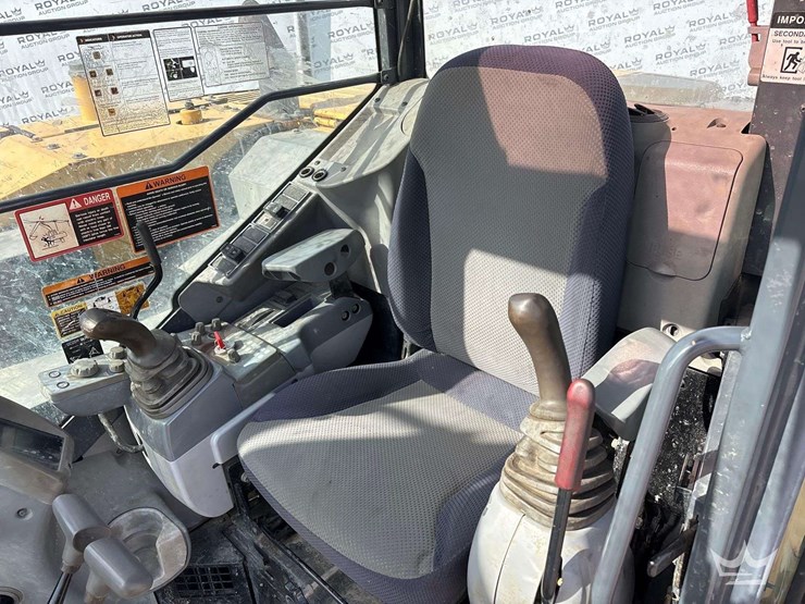 2016-deere-85g-image-33