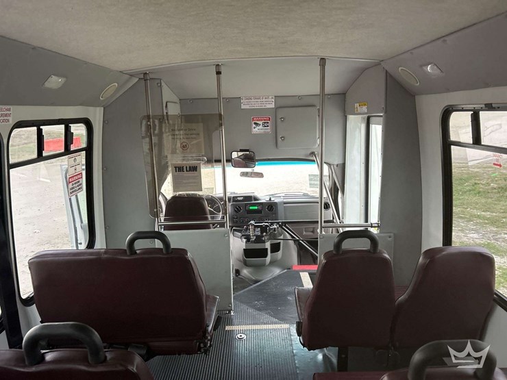 2015-ford-e350-image-23