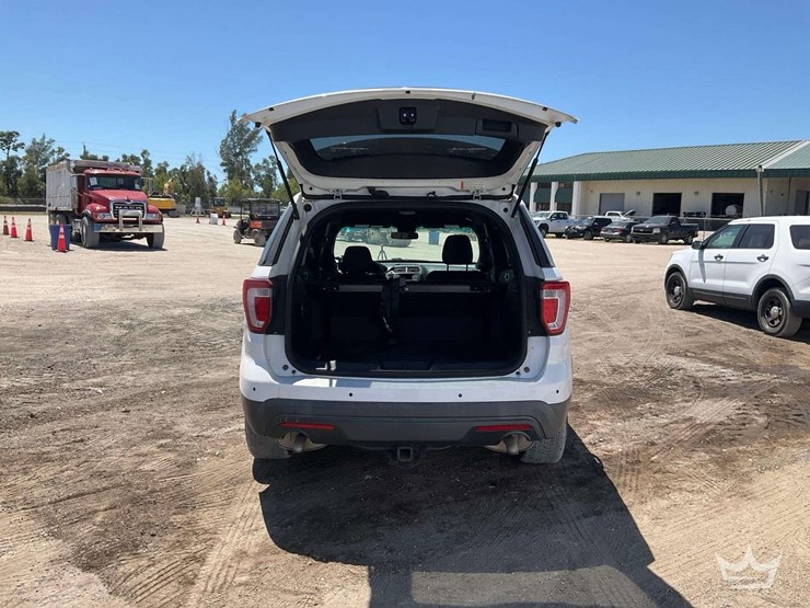 2016-ford-explorer-image-32