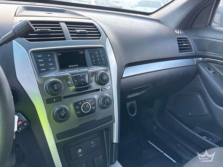 2015-ford-explorer-image-16