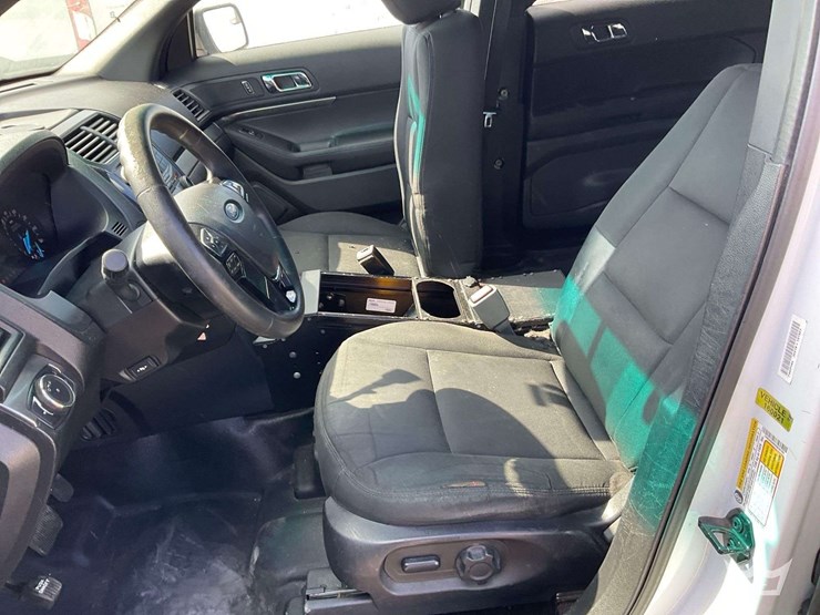 2016-ford-explorer-image-19