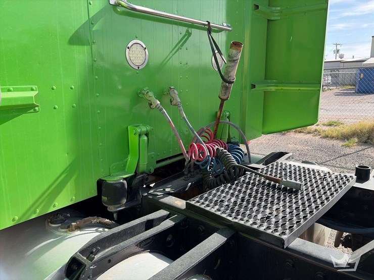 1994-peterbilt-377-image-22