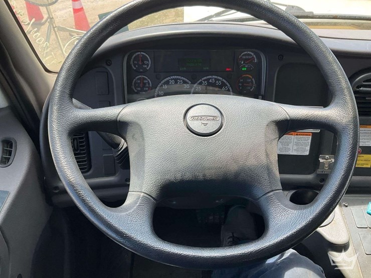 2018-freightliner-m2-106-image-18